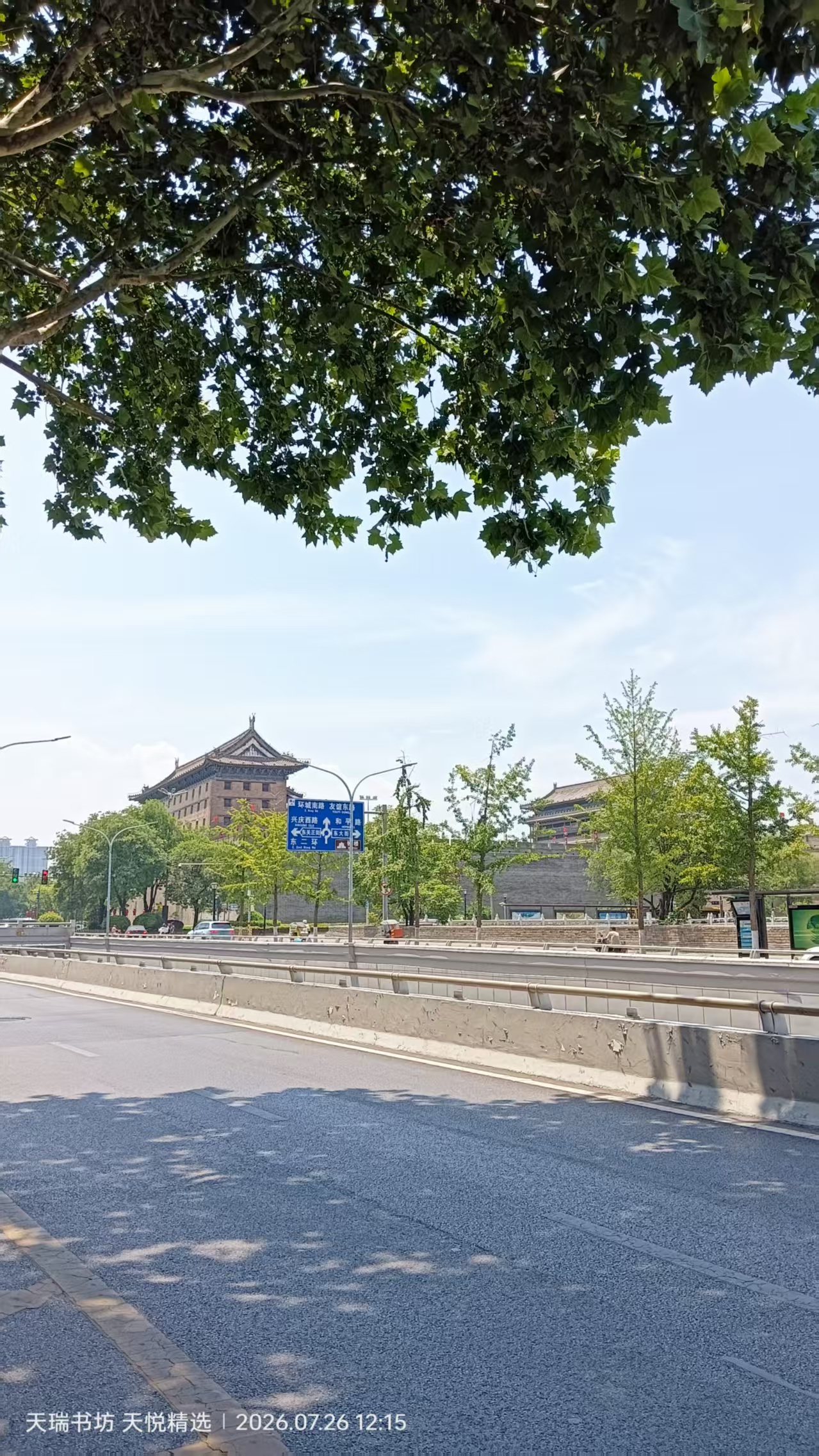 西安环城东路街景，远望古城墙实拍